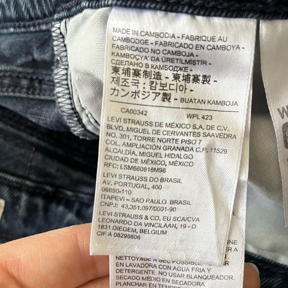 Levi's Wedgie High Rise Tapered Leg Frayed Cropped Jeans Women's Size 27 - Picture 14 of 16